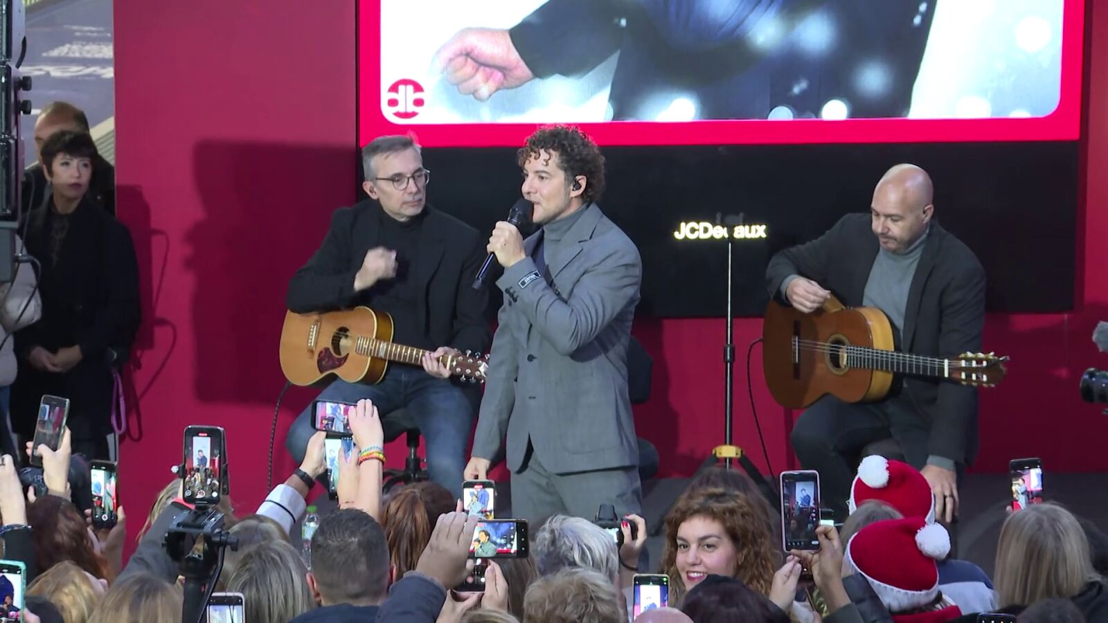 David Bisbal sorprende con un show navideño en el Metro de Madrid para inaugurar el Tren de la Navidad