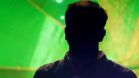 Detrás de las máscaras de Amor a lo Bestia Detrás de las máscaras de Amor a lo Bestia