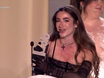 Lola Lolita recogiendo su Premio &Iacute;dolo