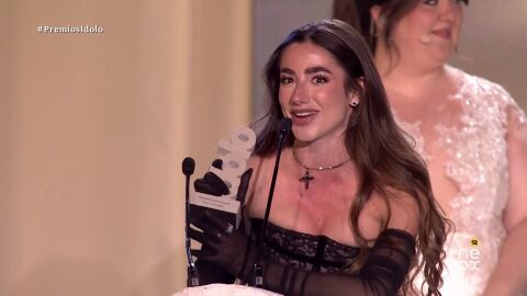 Lola Lolita recogiendo su Premio &Iacute;dolo