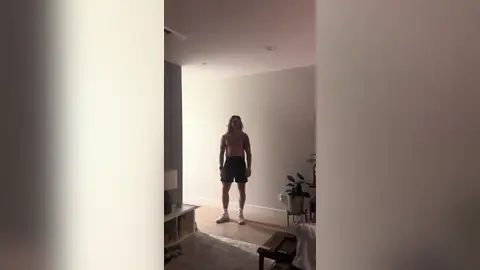 Una fiesta sorpresa confundida con un asalto provoca un pánico tan inesperado como desternillante Una fiesta sorpresa confundida con un asalto provoca un pánico tan inesperado como desternillante