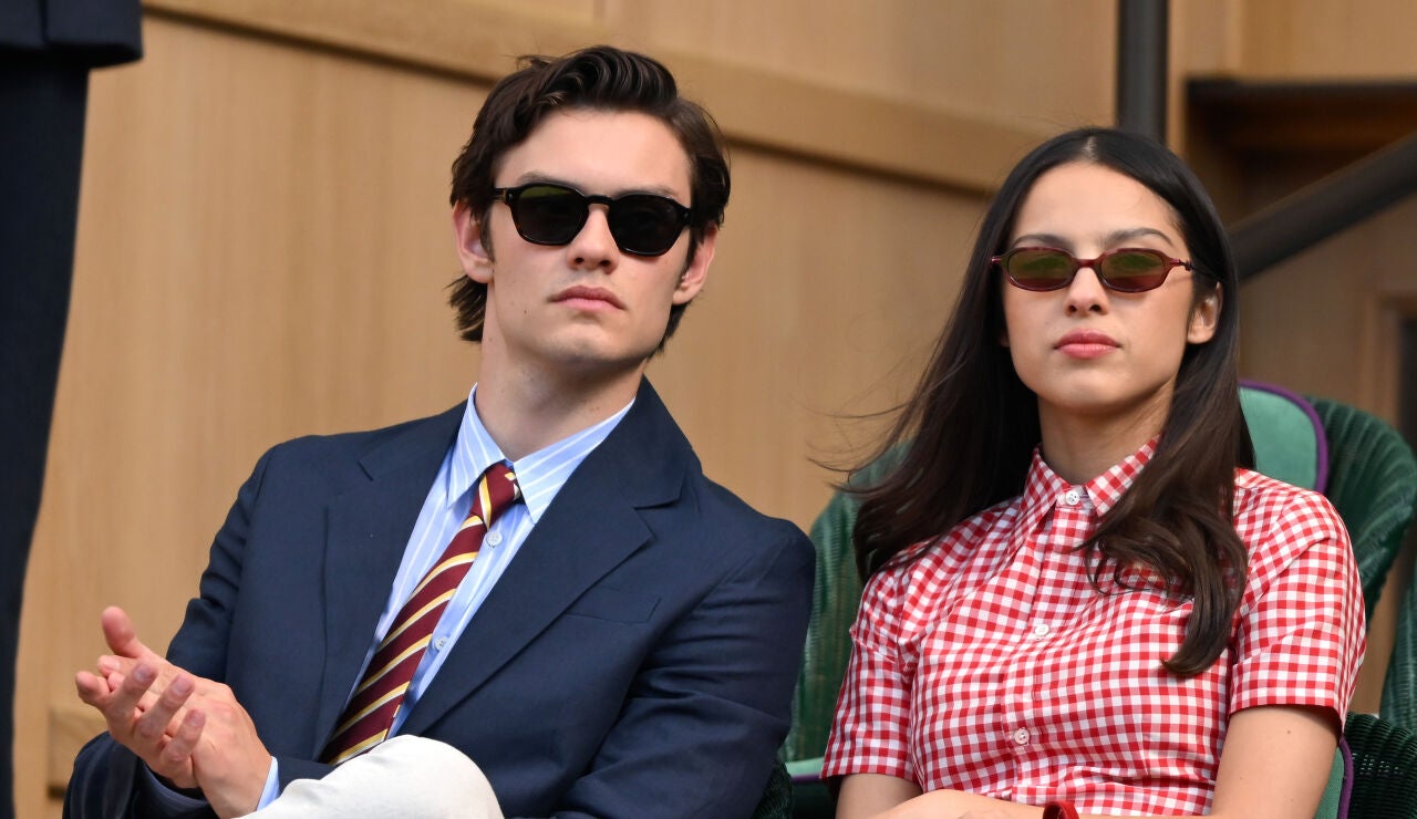 Olivia Rodrigo y Louis Partridge 