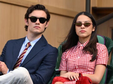 Olivia Rodrigo y Louis Partridge 