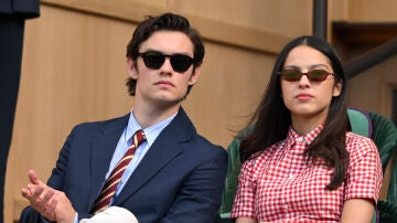 Olivia Rodrigo y Louis Partridge 