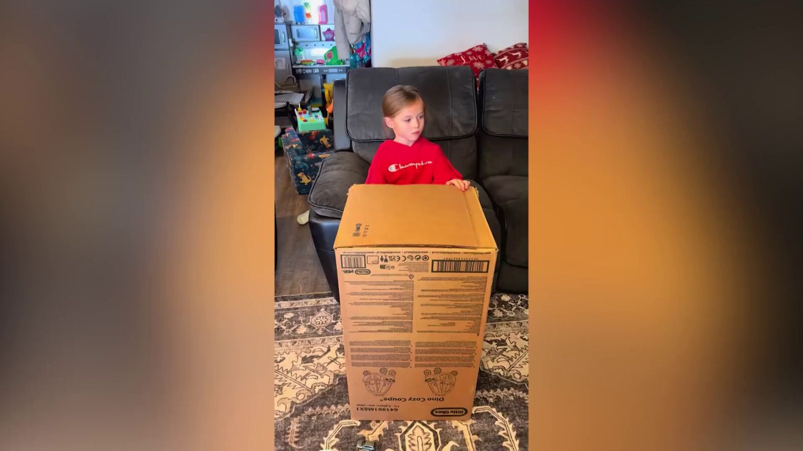 Un pollo sale de una caja de regalo de Navidad y asusta a todos