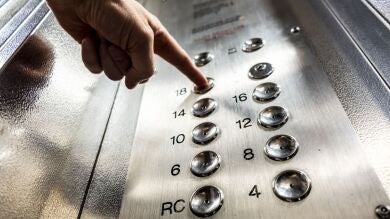 Un vecino problemático se orina en el ascensor y lo denuncian en una nota que se ha vuelto viral