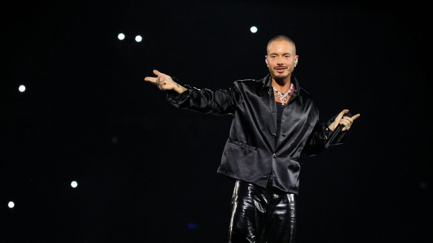J Balvin durante un concierto en Medell&iacute;n
