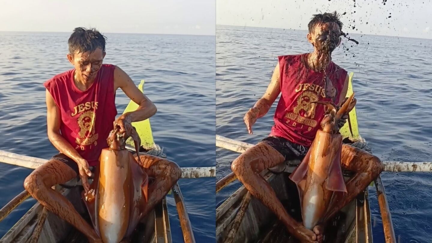 Un pescador se vuelve viral despu&eacute;s de que un calamar gigante le arroje su tinta por sorpresa