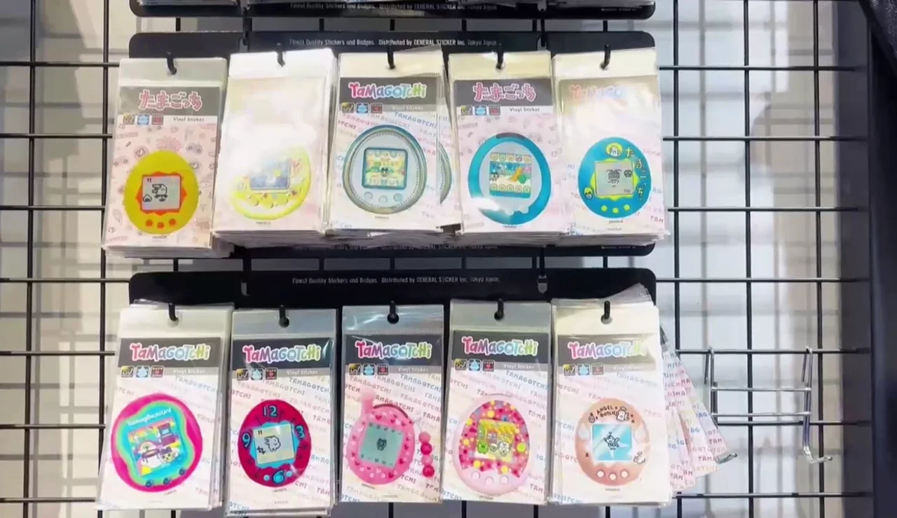 Treinta años de Tamagotchi, la mascota digital que ahora regresa a sus orígenes en Tokio