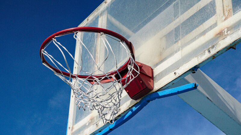 Por qué es más difícil encestar en las canastas de tu barrio que en las de los estadios de baloncesto