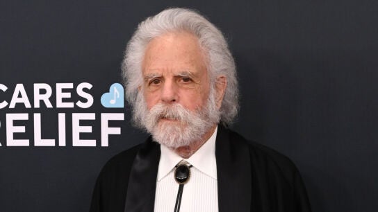 Bob Weir, guitarrista de Grateful Dead, en 2025
