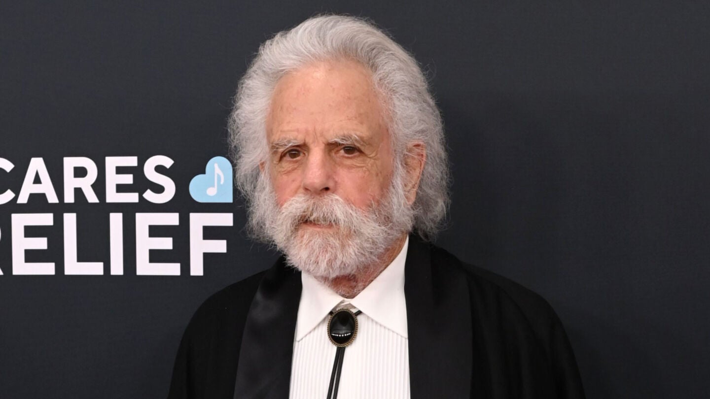 Bob Weir, guitarrista de Grateful Dead, en 2025
