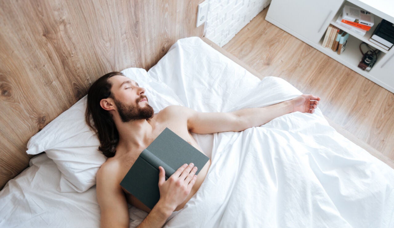 Hombre durmiendo en la cama.
