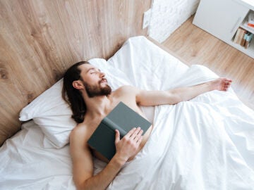 Hombre durmiendo en la cama.