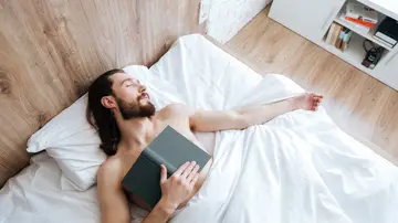 Hombre durmiendo en la cama. Hombre durmiendo en la cama.