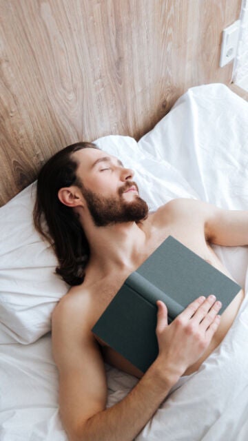 Hombre durmiendo en la cama.