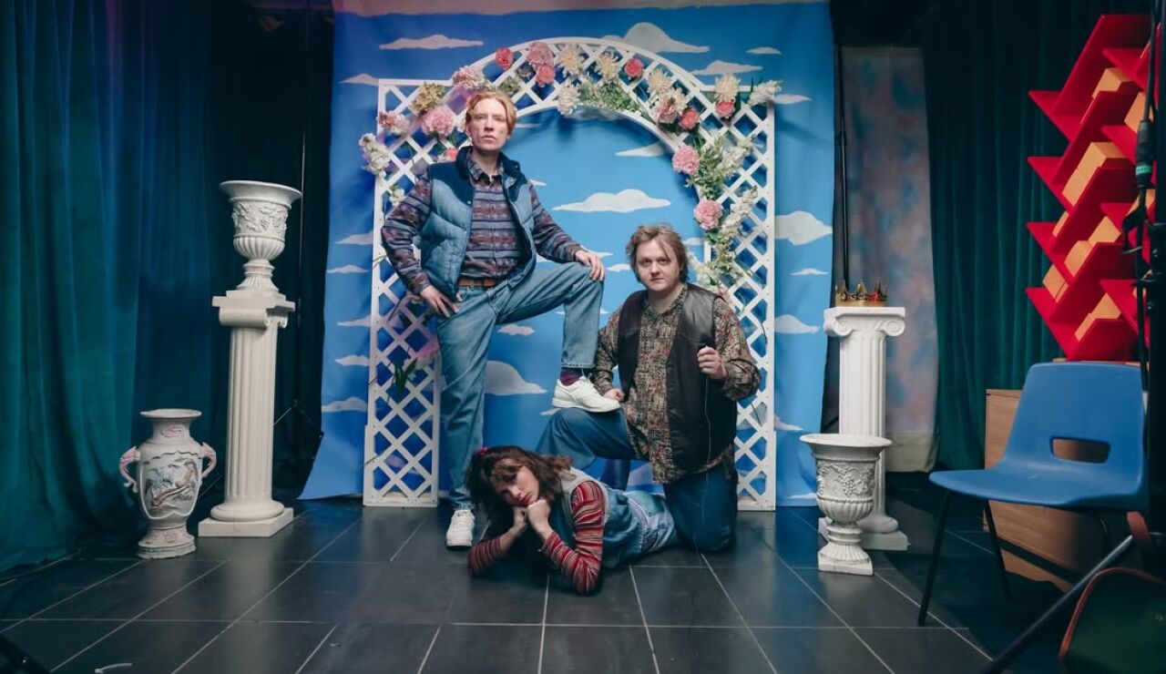 Taylor Swift recluta a todo el reparto de Graham Norton para Opalite