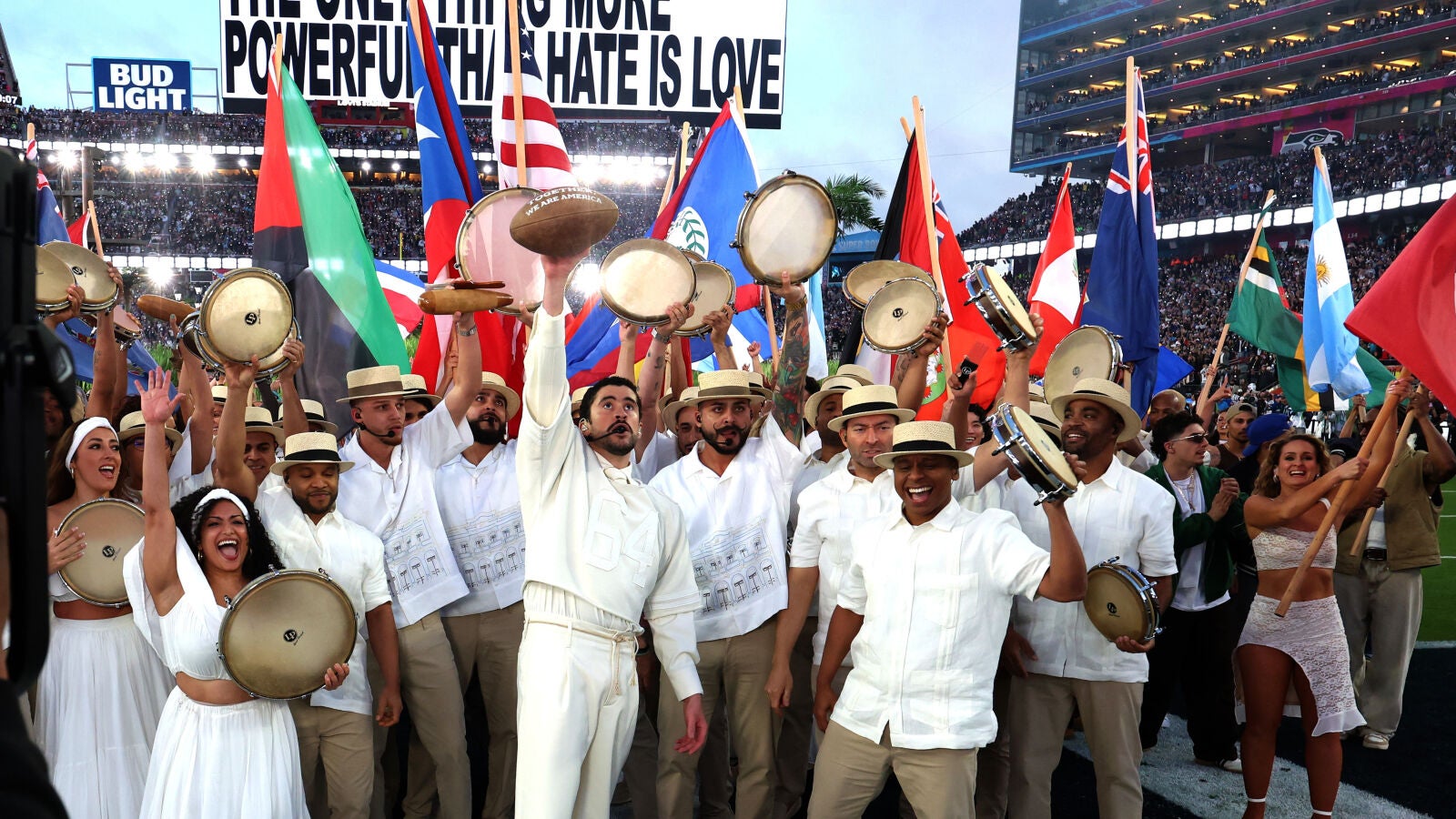 Rosalía, Lady Gaga, Residente y otros músicos aplauden la actuación de Bad Bunny