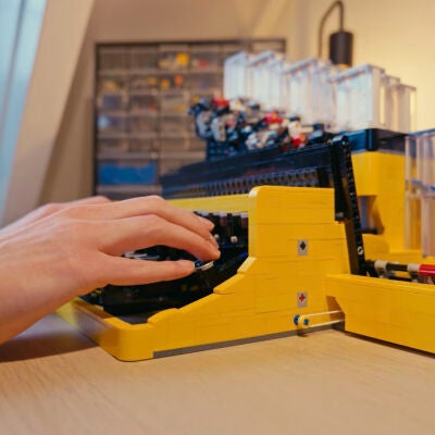 M&aacute;quina de escribir hecha con legos.