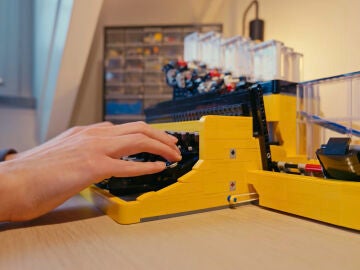 M&aacute;quina de escribir hecha con legos.