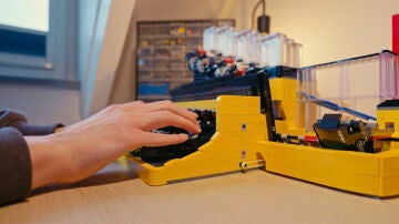 M&aacute;quina de escribir hecha con legos.