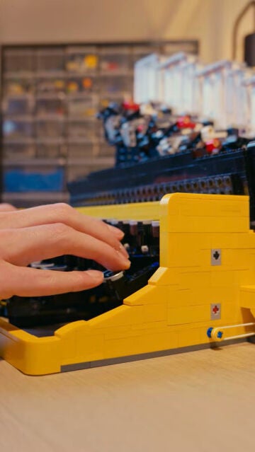 M&aacute;quina de escribir hecha con legos.