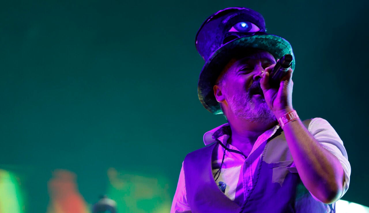 El cantante del grupo musical Love of Lesbian, Santi Balmes, durante un concierto en Zaragoza en 2025