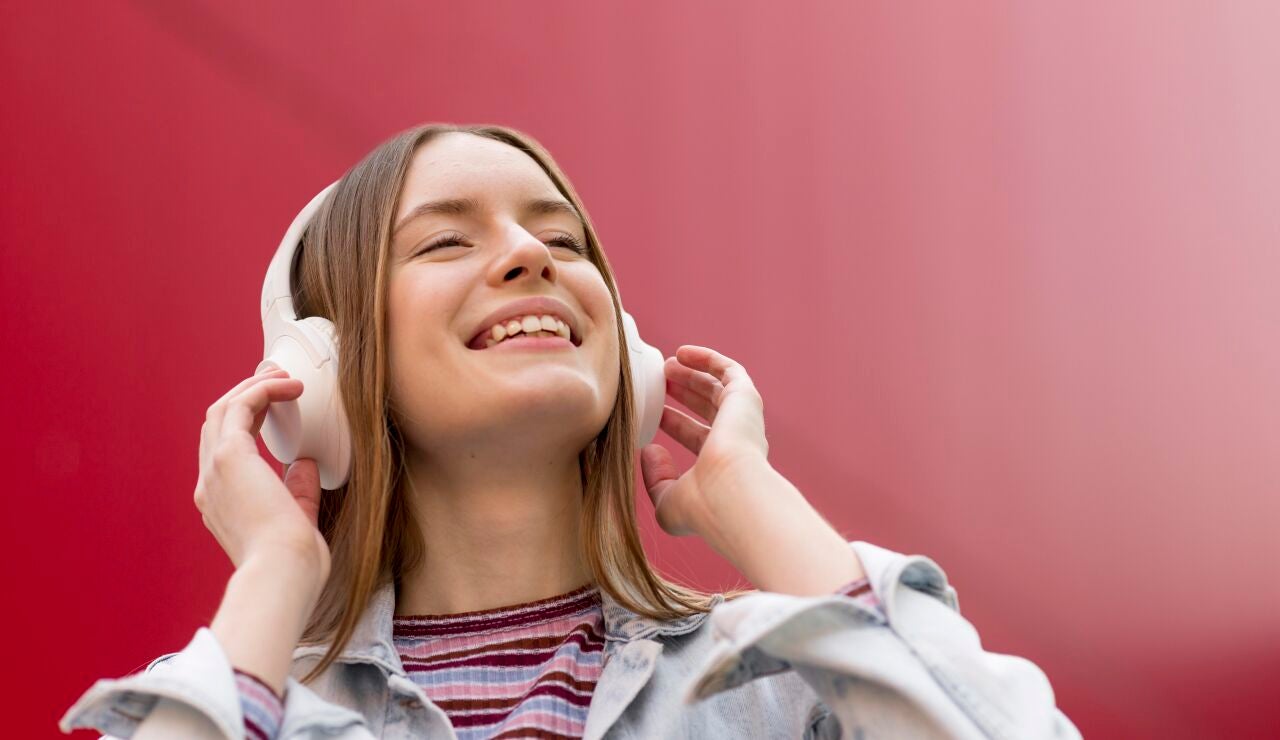 Imagen de una adolescente escuchando m&uacute;sica