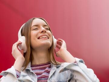 Imagen de una adolescente escuchando m&uacute;sica