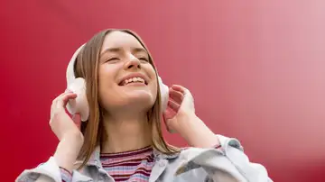 Imagen de una adolescente escuchando música Imagen de una adolescente escuchando música