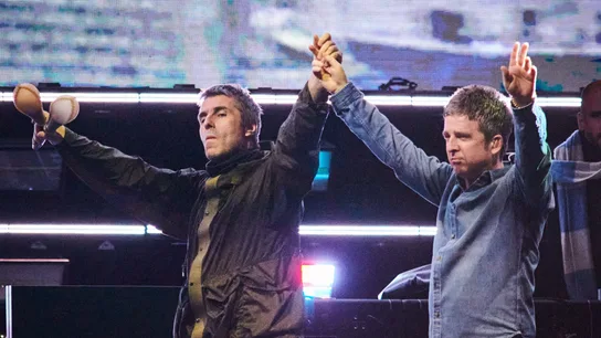 Los hermanos Gallagher durante un concierto de Oasis Los hermanos Gallagher durante un concierto de Oasis