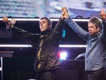 Los hermanos Gallagher durante un concierto de Oasis