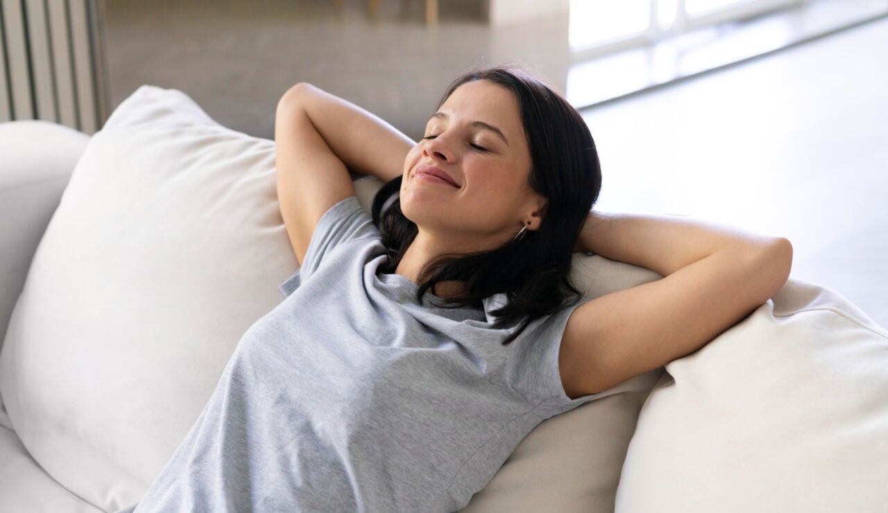 Imagen de una mujer ech&aacute;ndose la siesta