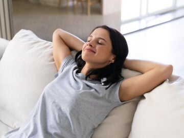 Imagen de una mujer ech&aacute;ndose la siesta