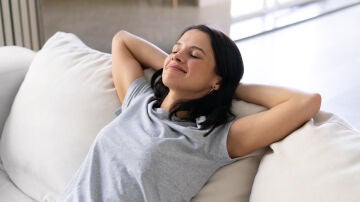 Imagen de una mujer ech&aacute;ndose la siesta