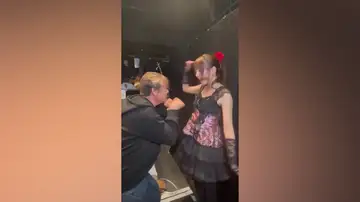 Una idol japonesa se hace viral por dejar que sus fans paguen por oler su áxila Una idol japonesa se hace viral por dejar que sus fans paguen por oler su áxila