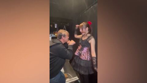 Una idol japonesa se hace viral por dejar que sus fans paguen por oler su &aacute;xila