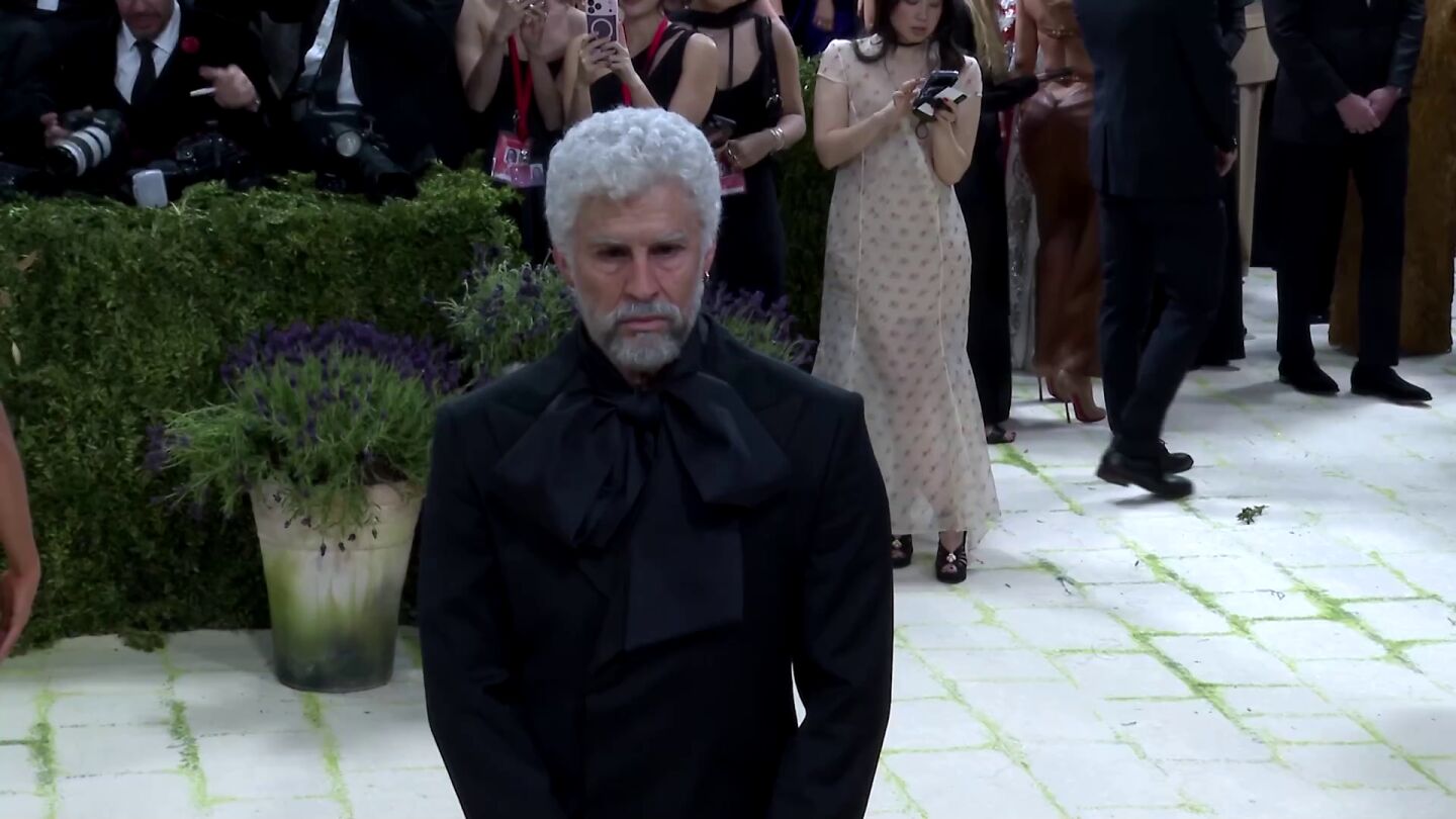 Bad Bunny sorprende en la MET Gala con una versi&oacute;n envejecida de si mismo