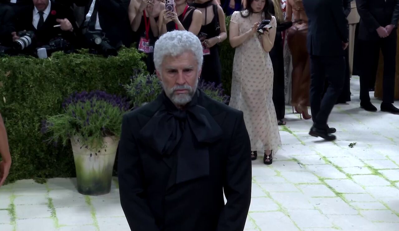 Bad Bunny sorprende en la MET Gala con una versi&oacute;n envejecida de si mismo