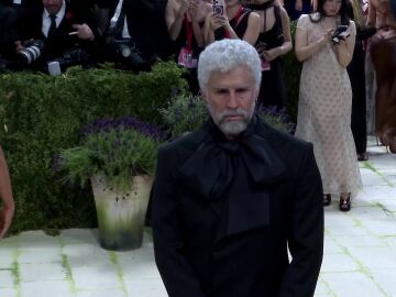 Bad Bunny sorprende en la MET Gala con una versi&oacute;n envejecida de si mismo