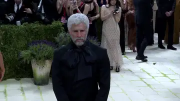 Bad Bunny sorprende en la MET Gala con una versión envejecida de si mismo Bad Bunny sorprende en la MET Gala con una versión envejecida de si mismo