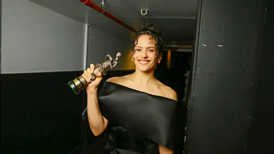 Rosalía posa con el premio a la Compositora Internacional del Año durante la entrega de los premios IvorsRosalía posa con el premio a la Compositora Internacional del Año durante la entrega de los premios Ivors Rosalía posa con el premio a la Compositora Internacional del Año durante la entrega de los premios Ivors