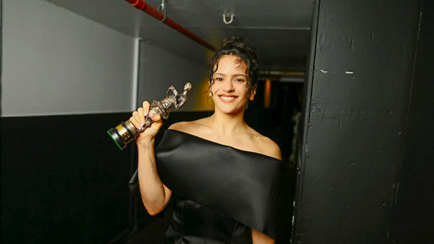 Rosal&iacute;a posa con el premio a la Compositora Internacional del A&ntilde;o durante la entrega de los premios Ivors