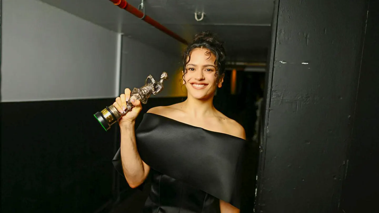 Rosalía posa con el premio a la Compositora Internacional del Año durante la entrega de los premios IvorsRosalía posa con el premio a la Compositora Internacional del Año durante la entrega de los premios Ivors Rosalía posa con el premio a la Compositora Internacional del Año durante la entrega de los premios Ivors