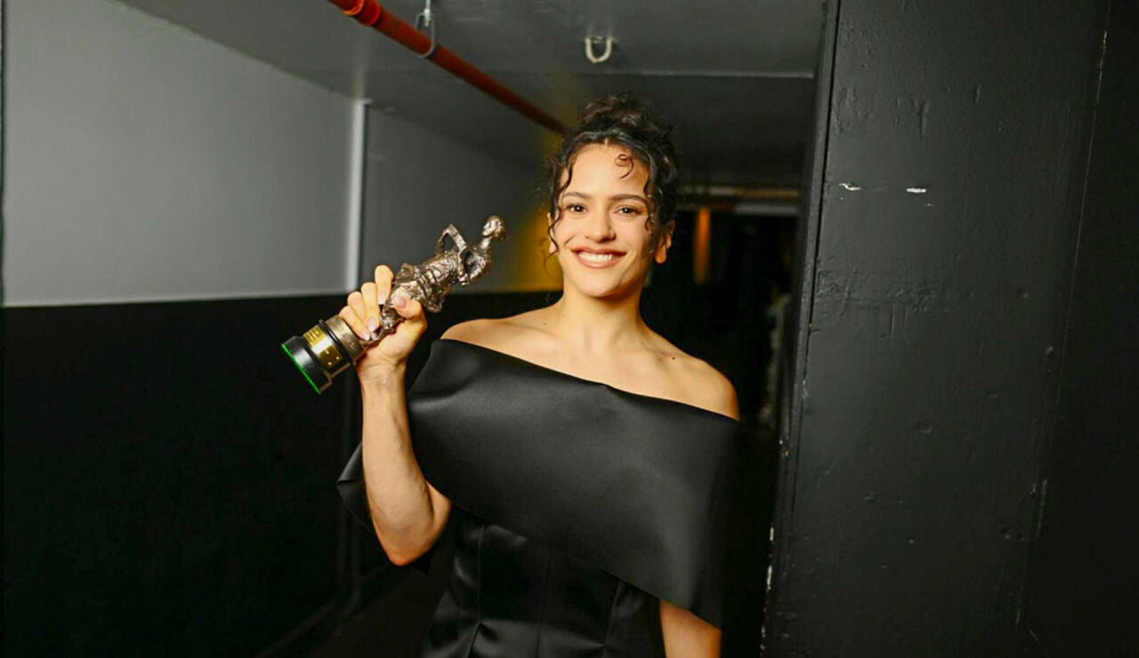 Rosal&iacute;a posa con el premio a la Compositora Internacional del A&ntilde;o durante la entrega de los premios IvorsRosal&iacute;a posa con el premio a la Compositora Internacional del A&ntilde;o durante la entrega de los premios Ivors