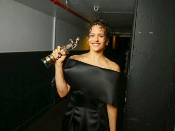 Rosal&iacute;a posa con el premio a la Compositora Internacional del A&ntilde;o durante la entrega de los premios Ivors