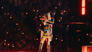 El abrazo de Bad Bunny y Bad Gyal en el concierto de Barcelona del cantante puertorriqueño El abrazo de Bad Bunny y Bad Gyal en el concierto de Barcelona del cantante puertorriqueño