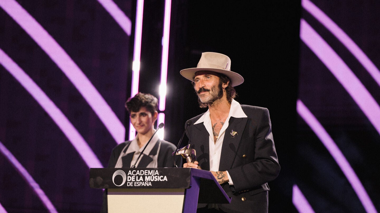 Leiva recogiendo un premio
