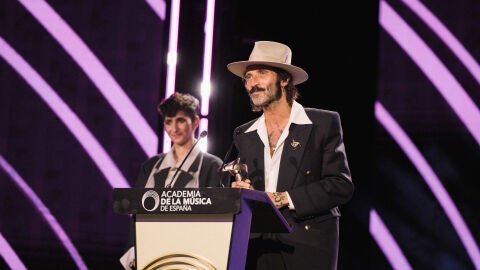Leiva recogiendo un premio