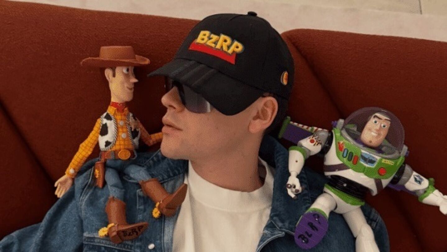 Bizarrap tambi&eacute;n se une a Toy Story 5